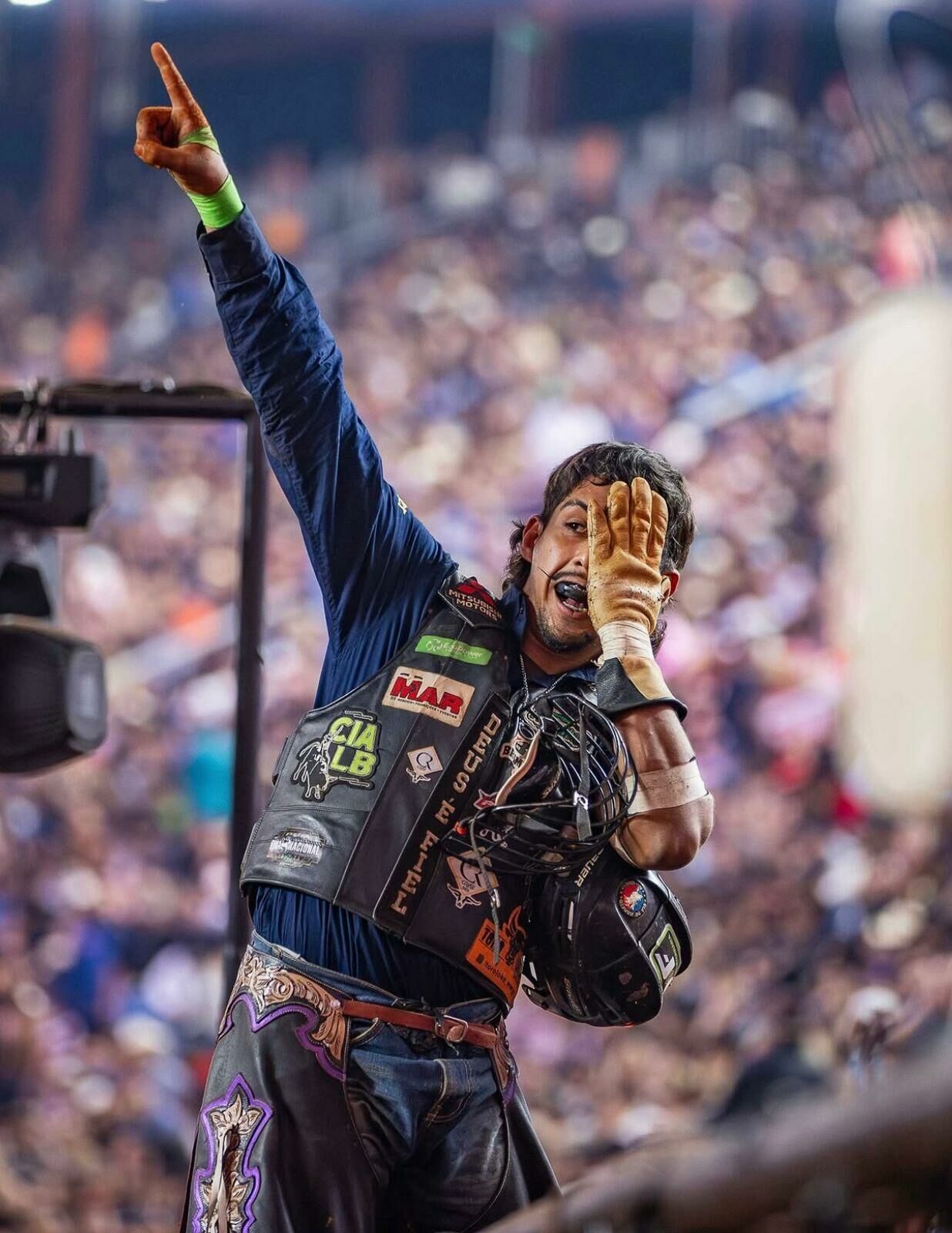 Imagem de compartilhamento para o artigo Peão Higor Moisés, de Paraíso das Águas, vence 3º round em Barretos e deve representar o Brasil nas arenas dos EUA da MS Todo dia